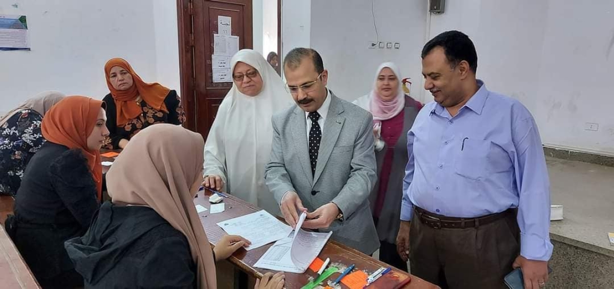 نائب رئيس جامعة بنها لشئون خدمة المجتمع وتنمية البيئة يتفقد الامتحانات بكلية التربية