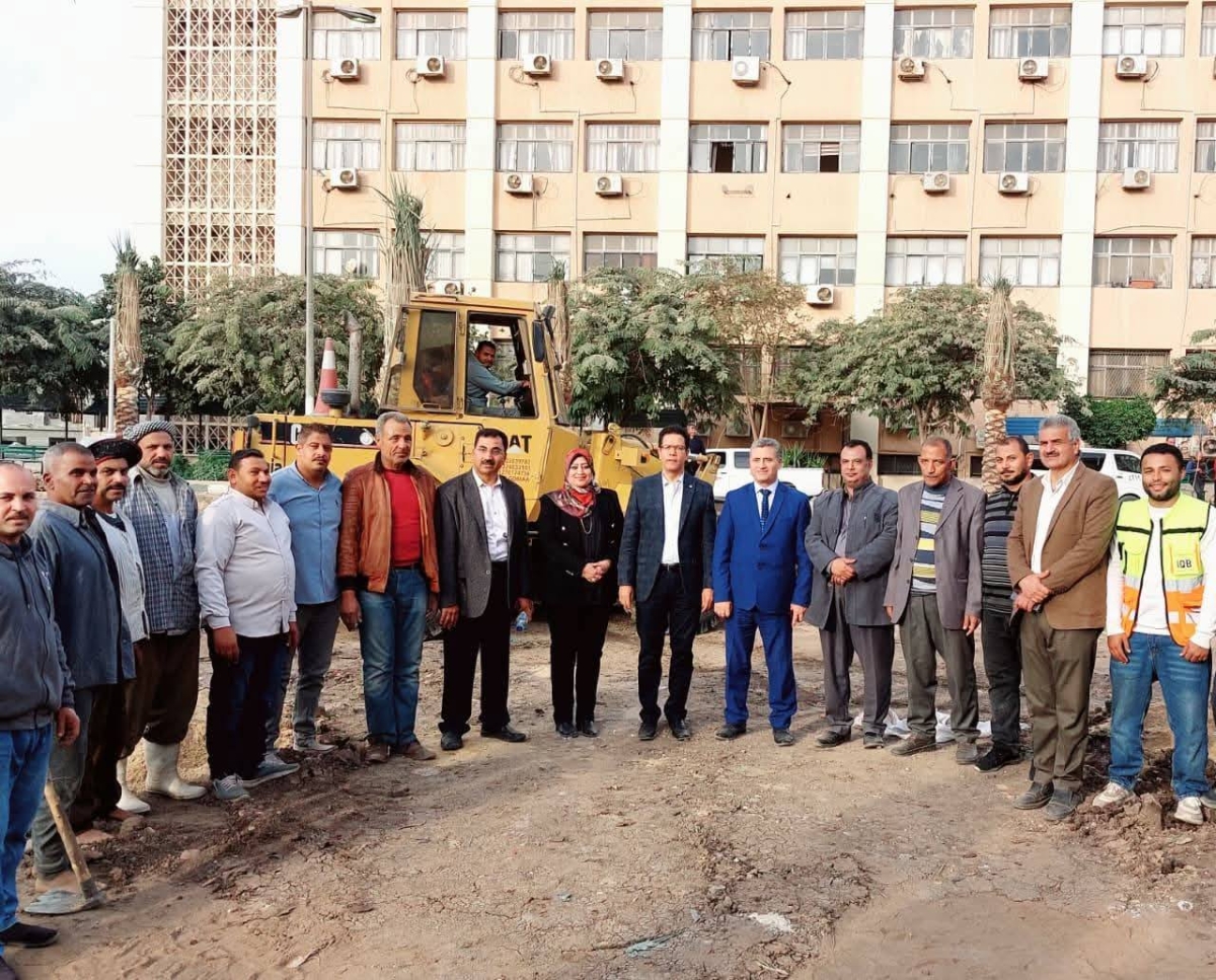 فى إطار المبادرة الرئاسية 100مليون شجرة : رئيس جامعة بنها يتفقد زراعة النخيل بكلية التربية بكفر سعد