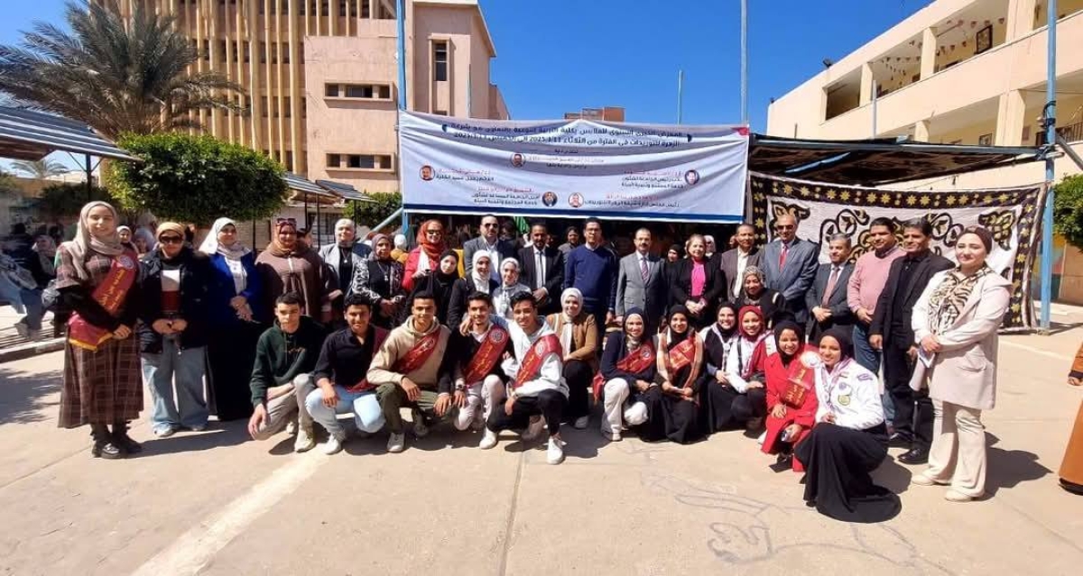 رئيس جامعة بنها يفتتح المعرض الخيري للملابس لطلاب كلية التربية النوعية